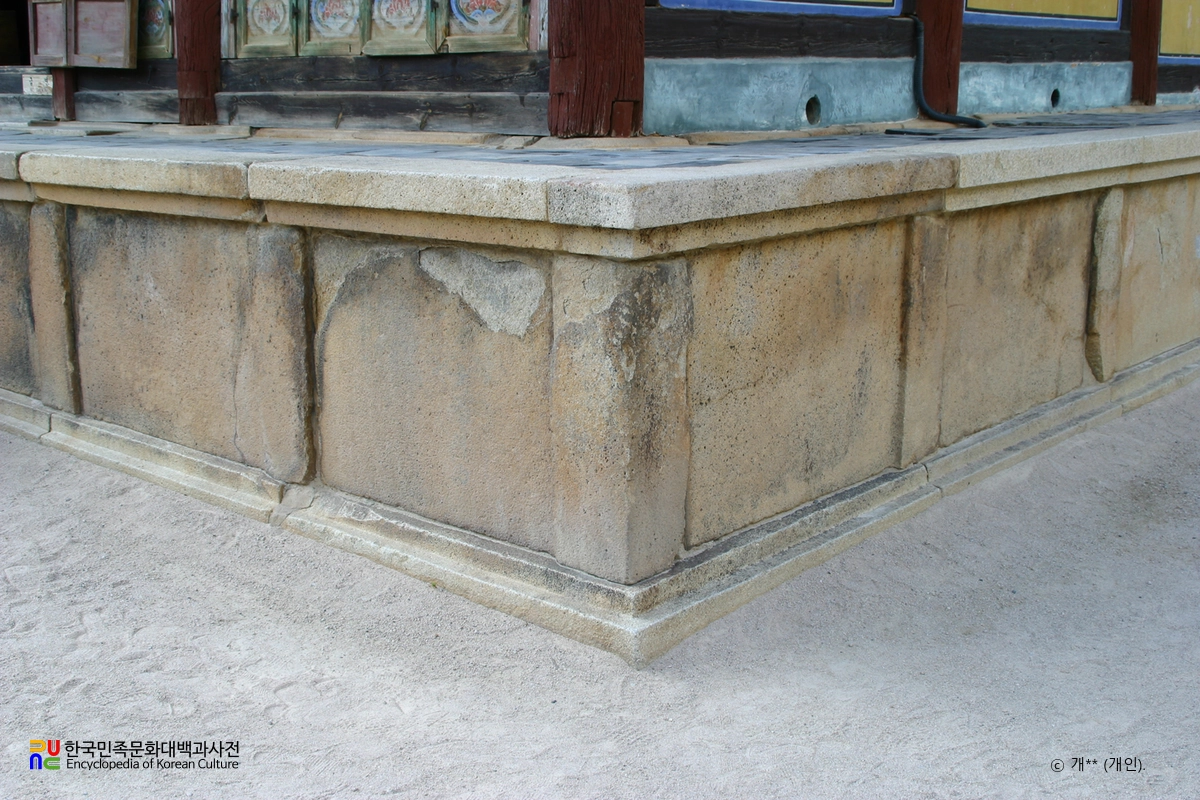 경주 불국사 대웅전의 가구식 기단 좌측면