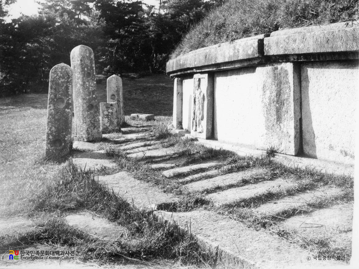 경주 신라 원성왕릉 석난간과 호석