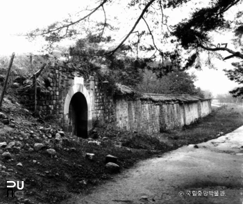 서울 경복궁 중 광무문 정측면