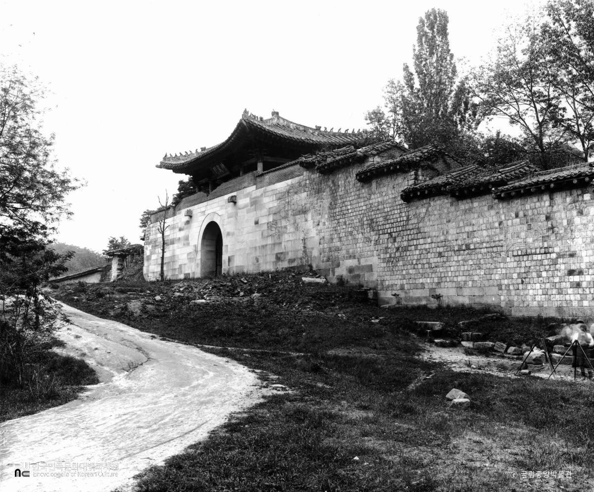 서울 경복궁 중 신무문 정측면