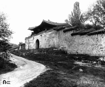 서울 경복궁 중 신무문 정측면