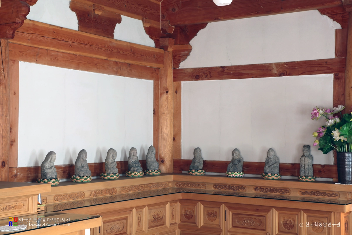 산청 심적정사 나한전 석조불상군