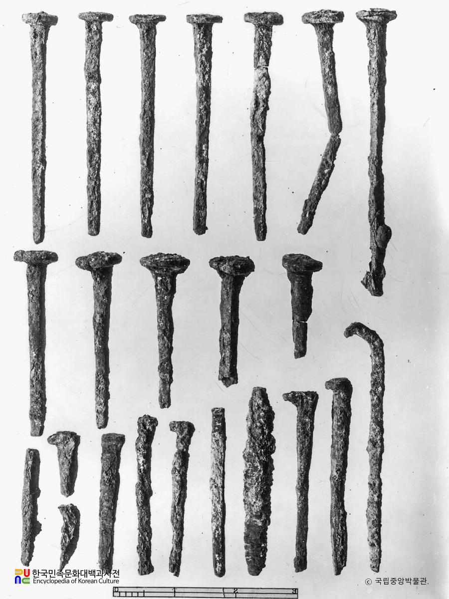 평안남도 대동군 금사총 현실 안 출토 철정