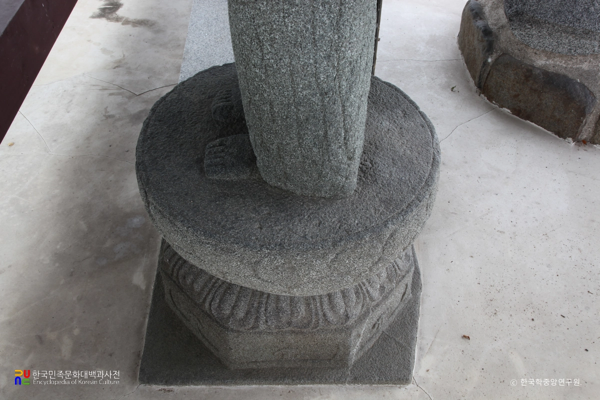 함안 대산리 석조삼존상 중 좌협시의 대좌 우측을 내려다본 모습