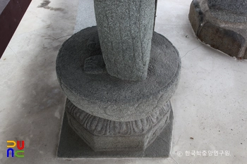 함안 대산리 석조삼존상 중 좌협시의 대좌 우측을 내려다본 모습