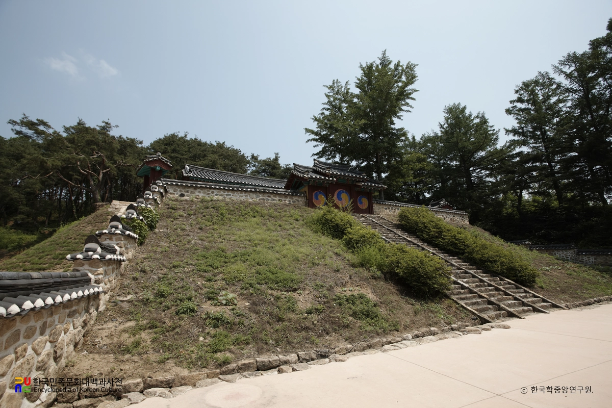보은향교 내삼문 정측면