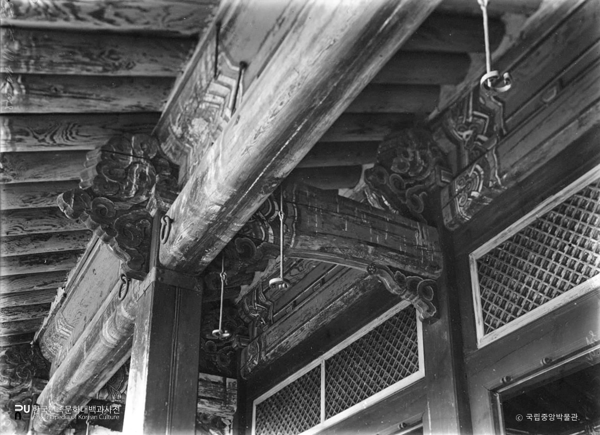 서울 경복궁 중 융무당 전면 상부 가구