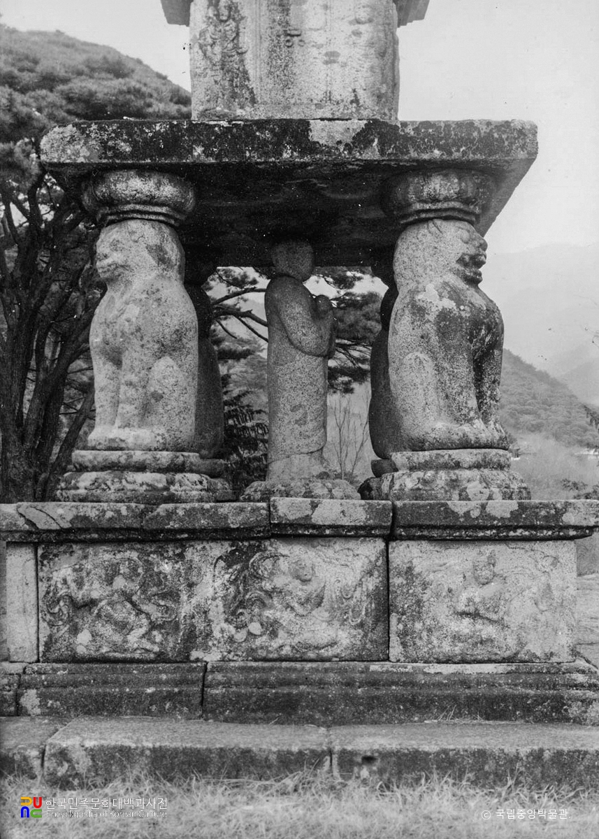 구례 화엄사 사사자 삼층석탑 중 기단부 우측면