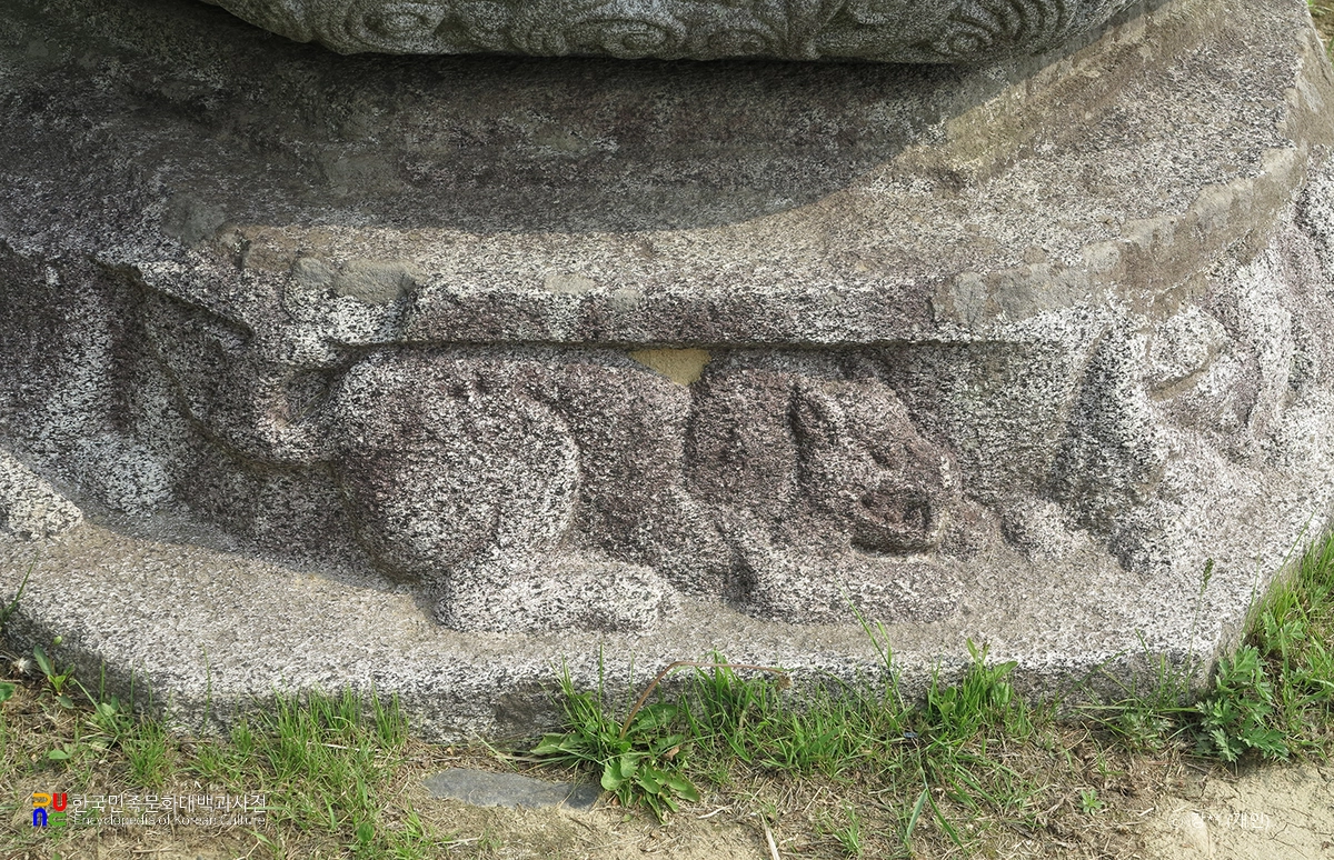 강릉 굴산사지 승탑 / 하단석과 사자상