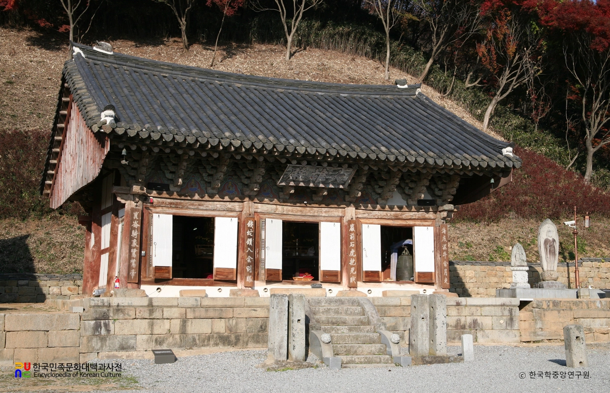 안성 칠장사 대웅전 정측면