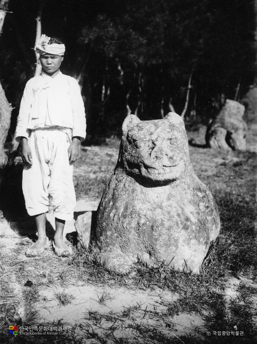 경주 신라 원성왕릉 석사자 정면