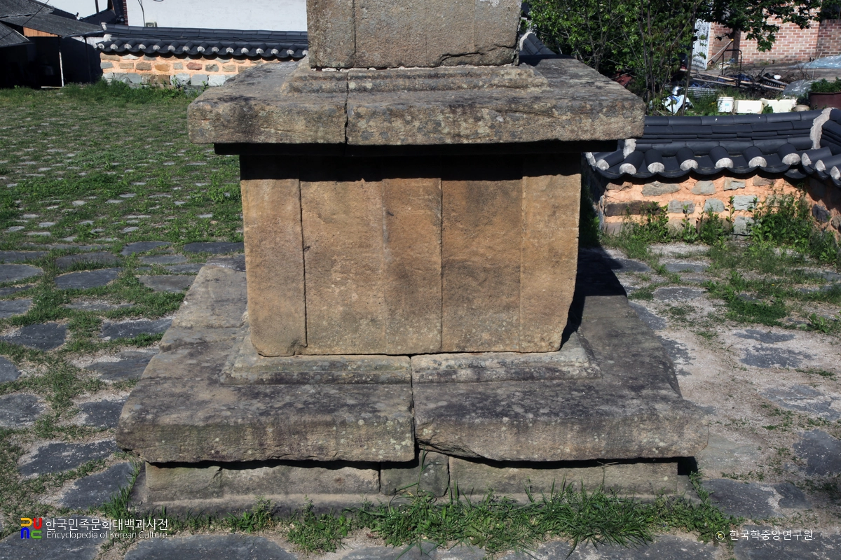 진주 묘엄사지 삼층석탑 기단부