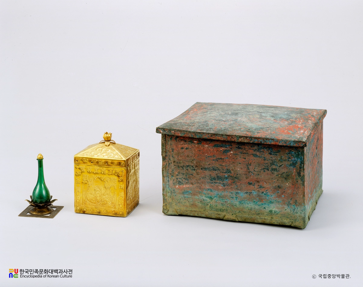 익산 왕궁리 오층석탑 사리장엄구 중 유리 사리병, 금제 방형 사리합, 금동외함