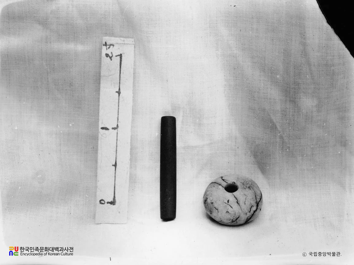 함북 종성 하삼봉 부근 발견 관옥과 환옥