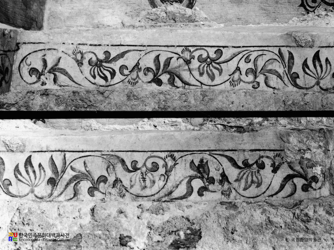 평안남도 대동군 내리 제1호분 현실 모줄임천장 남벽 인동당초문