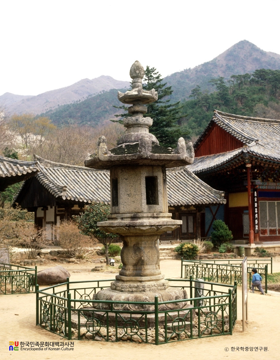 구례 화엄사 각황전 앞 석등 후측면