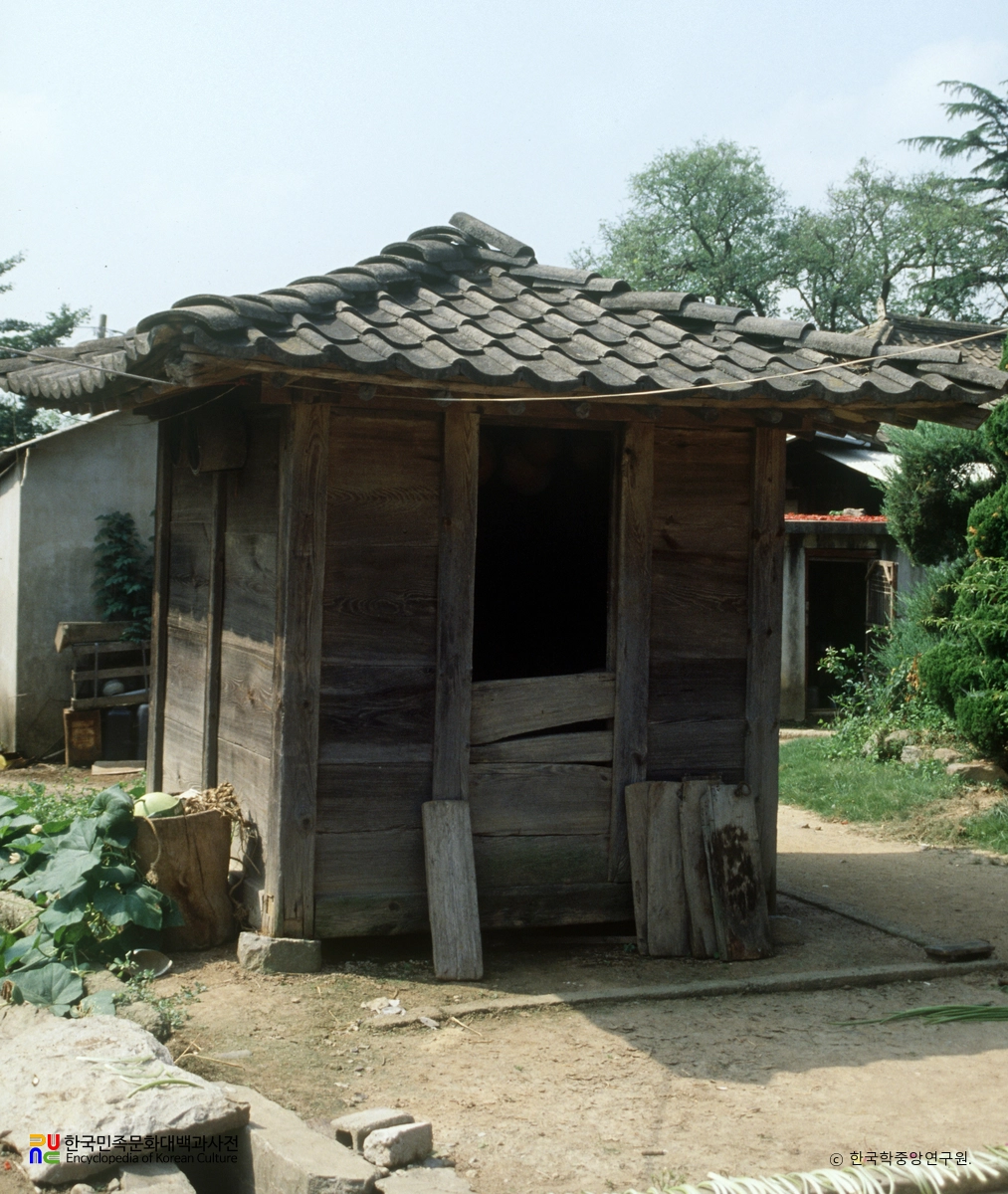 김제 장화리 쌀뒤주 정측면