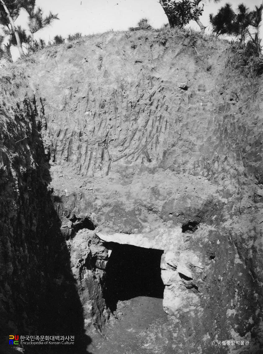 김해 구산동 고분군 중 1호분 석실 입구