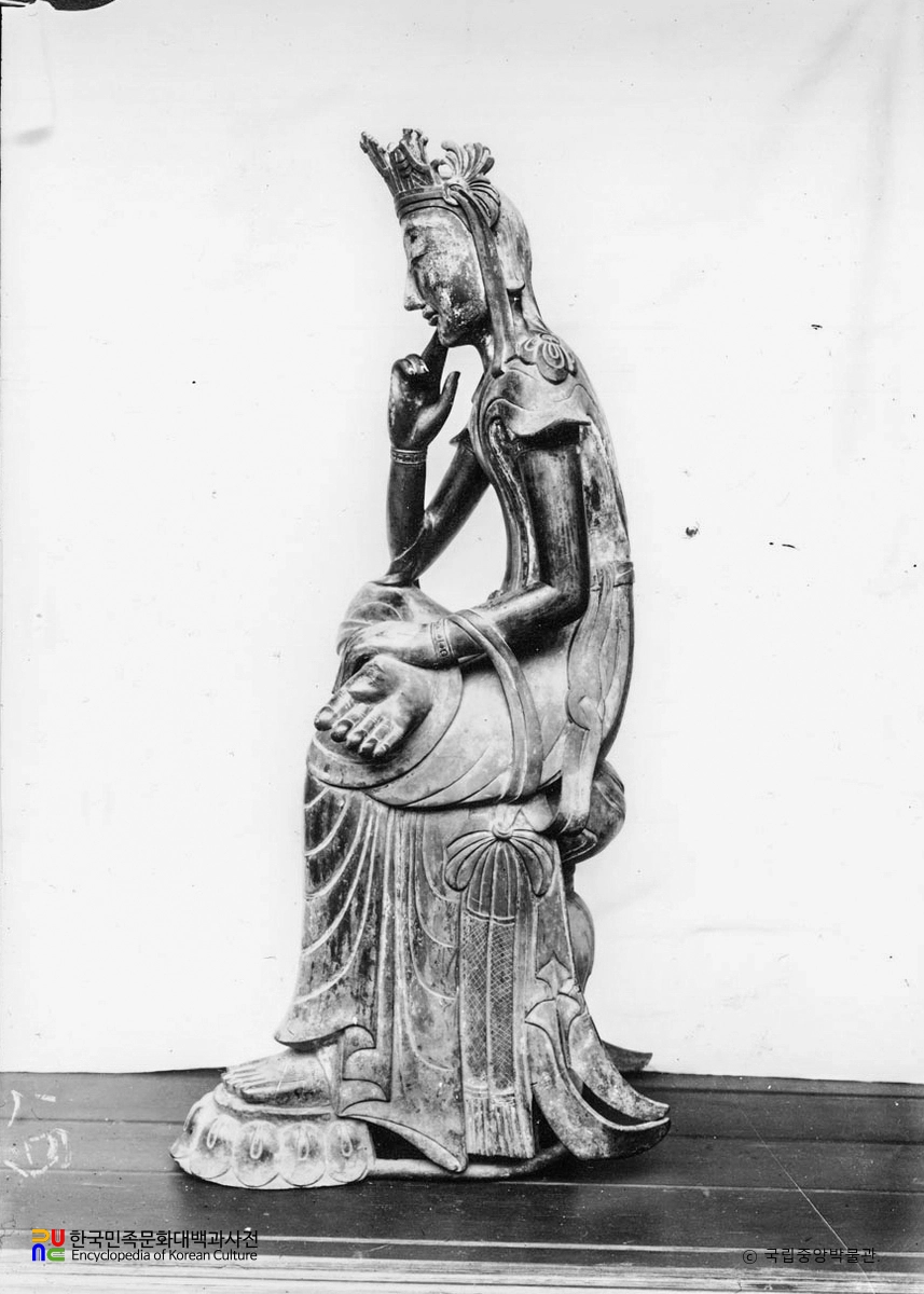 금동반가사유상 측면