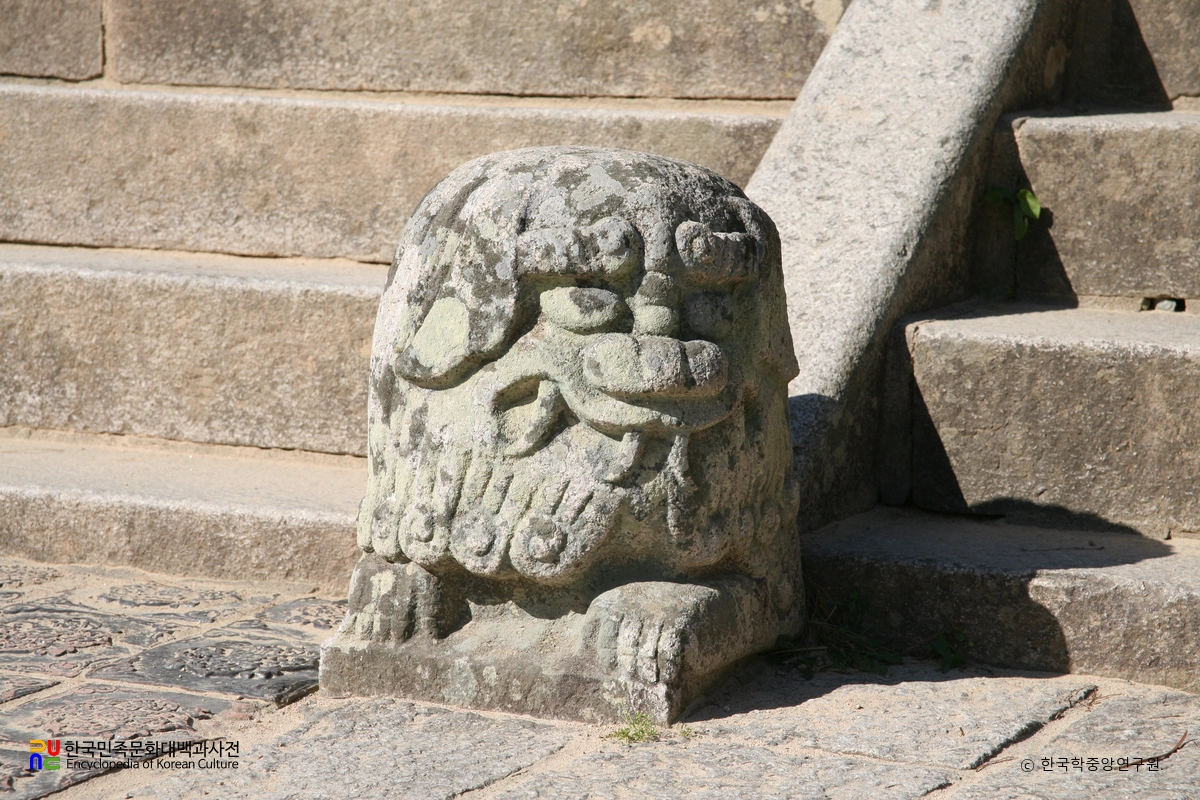 부산 범어사 대웅전 계단 석수