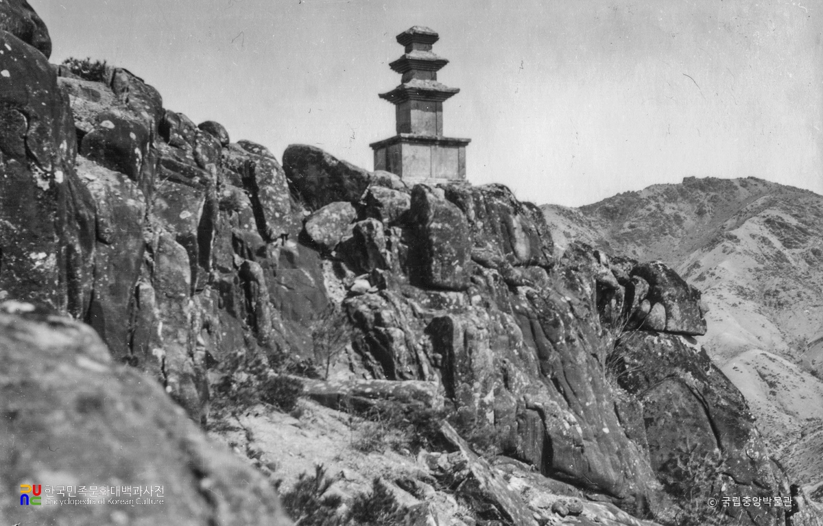 경주 남산 용장사곡 삼층석탑 전경