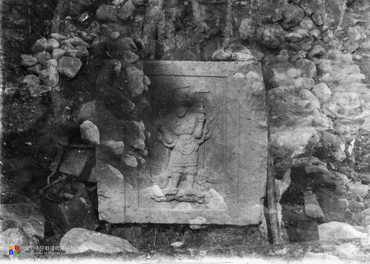 경주 원원사지 동ㆍ서 삼층석탑 중 서삼층석탑 일층 북면 다문천왕상