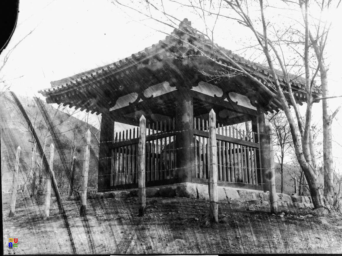 창녕 진흥왕척경비 비각 측면