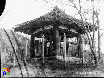 창녕 진흥왕척경비 비각 측면