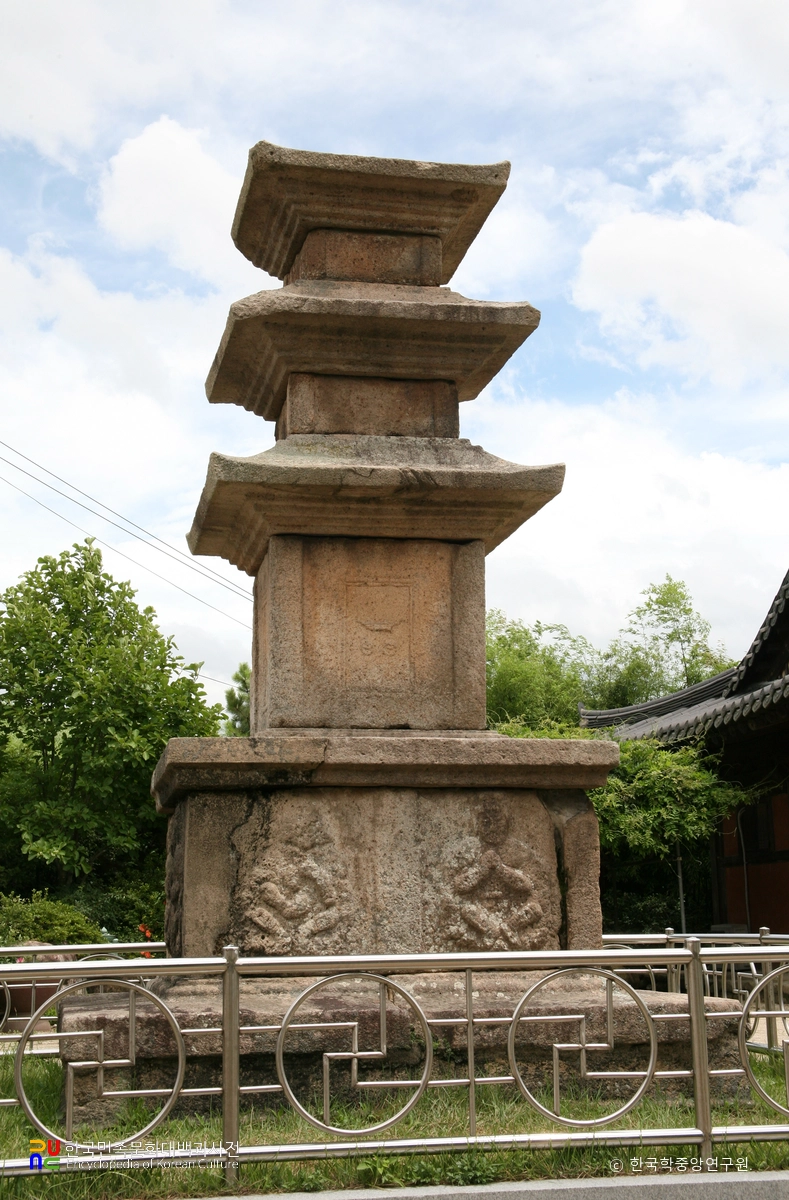 영천 신월리 삼층석탑 전경