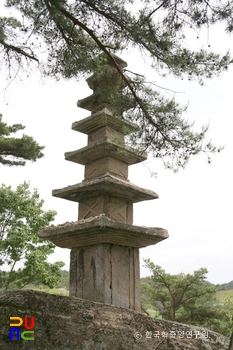 화순 운주사 거북바위 교차문 칠층석탑