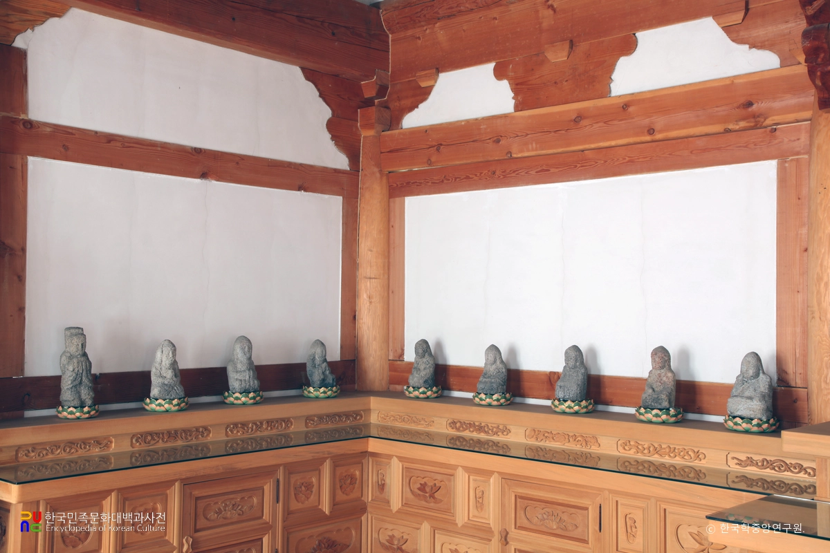 산청 심적정사 나한전 석조불상군