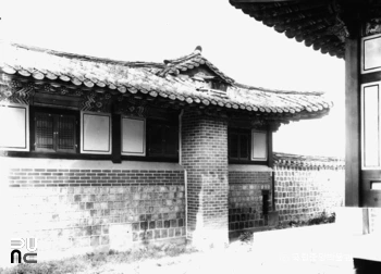 서울 경복궁 중 교태전 남쪽 행각 동편의 굴뚝 정측면