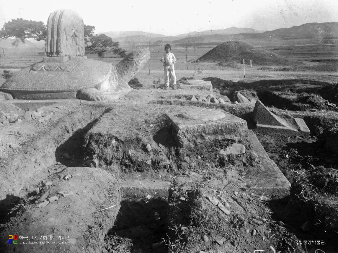 경주 신라 태종무열왕릉비 우측 발굴 모습