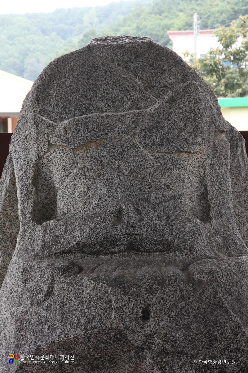 함안 대산리 석조삼존상 중 본존의 수인