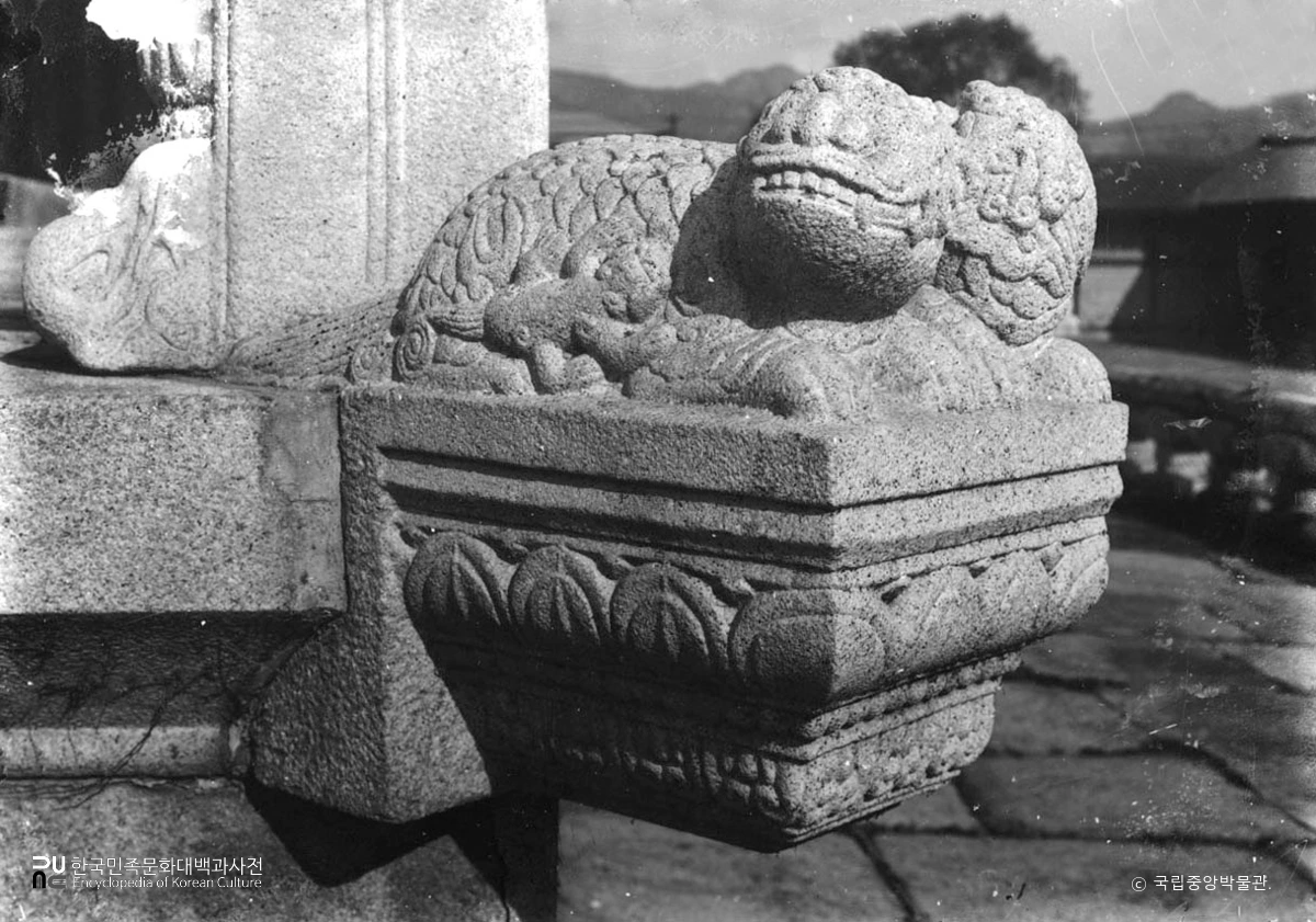 서울 경복궁 근정전 월대 남서쪽 모서리 중 하단 서수상 정측면