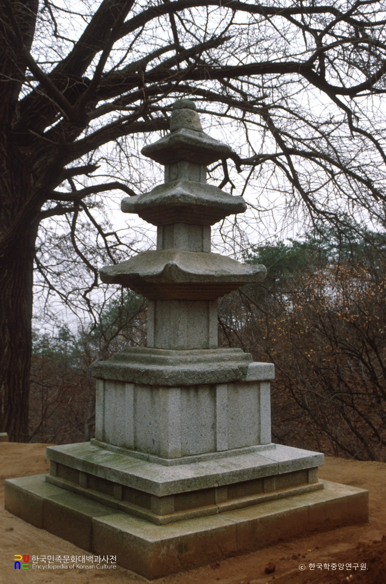 이천 영월암 석탑 정측면