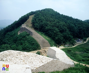 보은 삼년산성 성벽 위