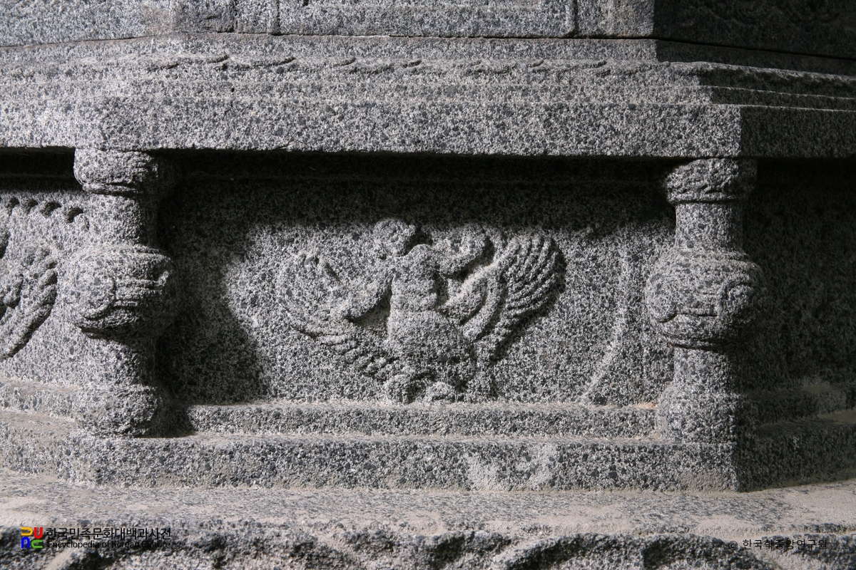 구례 연곡사 동 승탑 중 탑신 하부의 가릉빈가