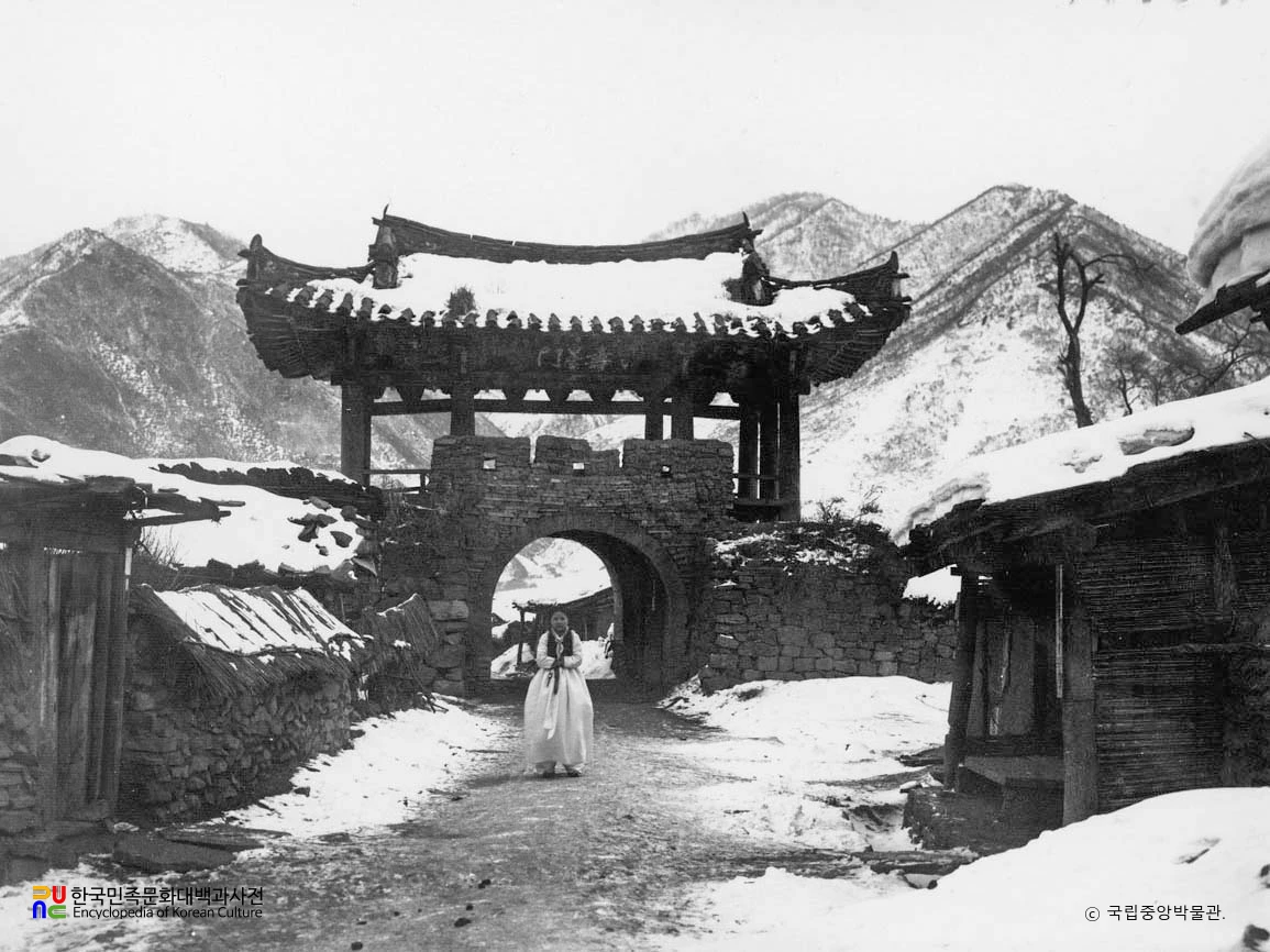 자성 수성문 정면