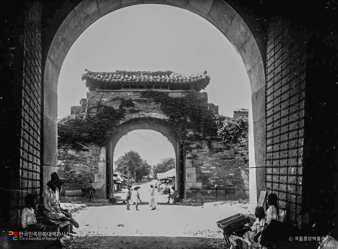 수원 화성 장안문 밖 옹성문 후면