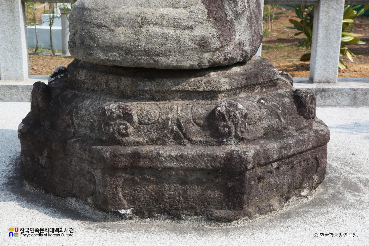 의령 중교리 석조여래좌상의 대좌