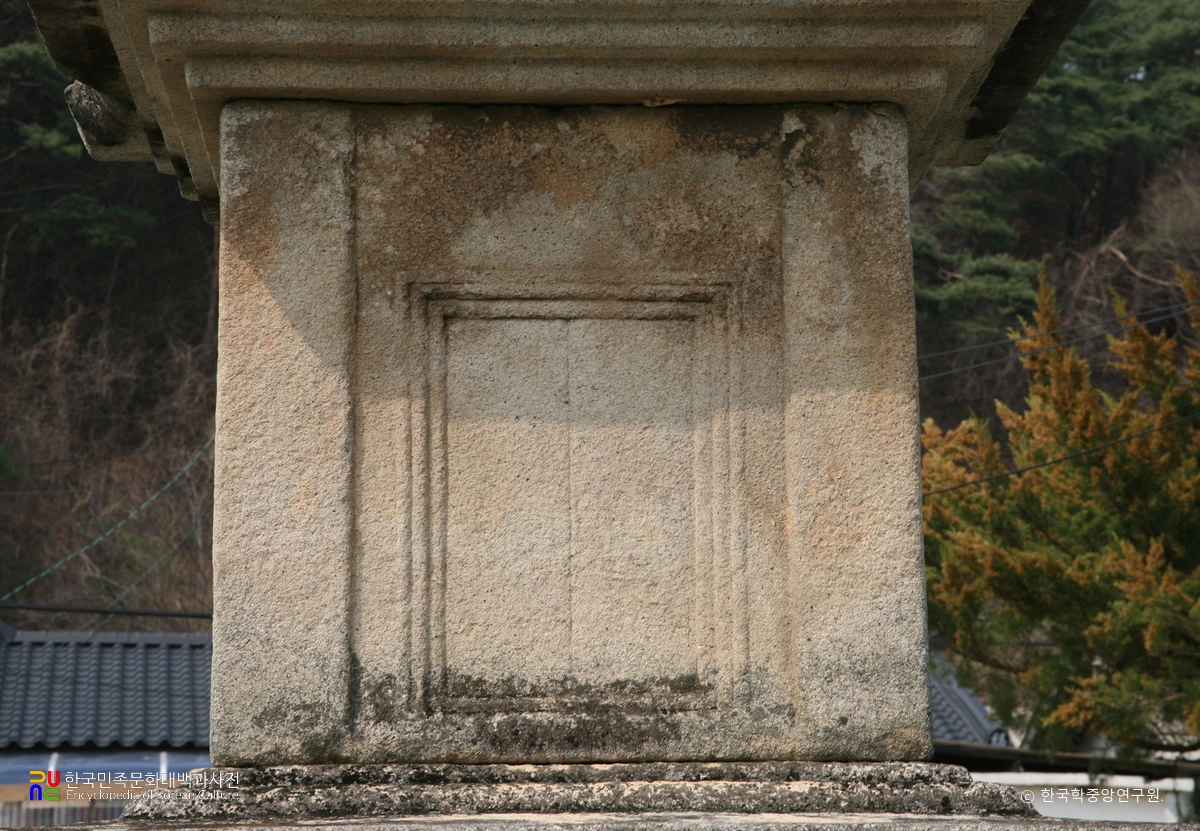 단양 향산리 삼층석탑 탑신부