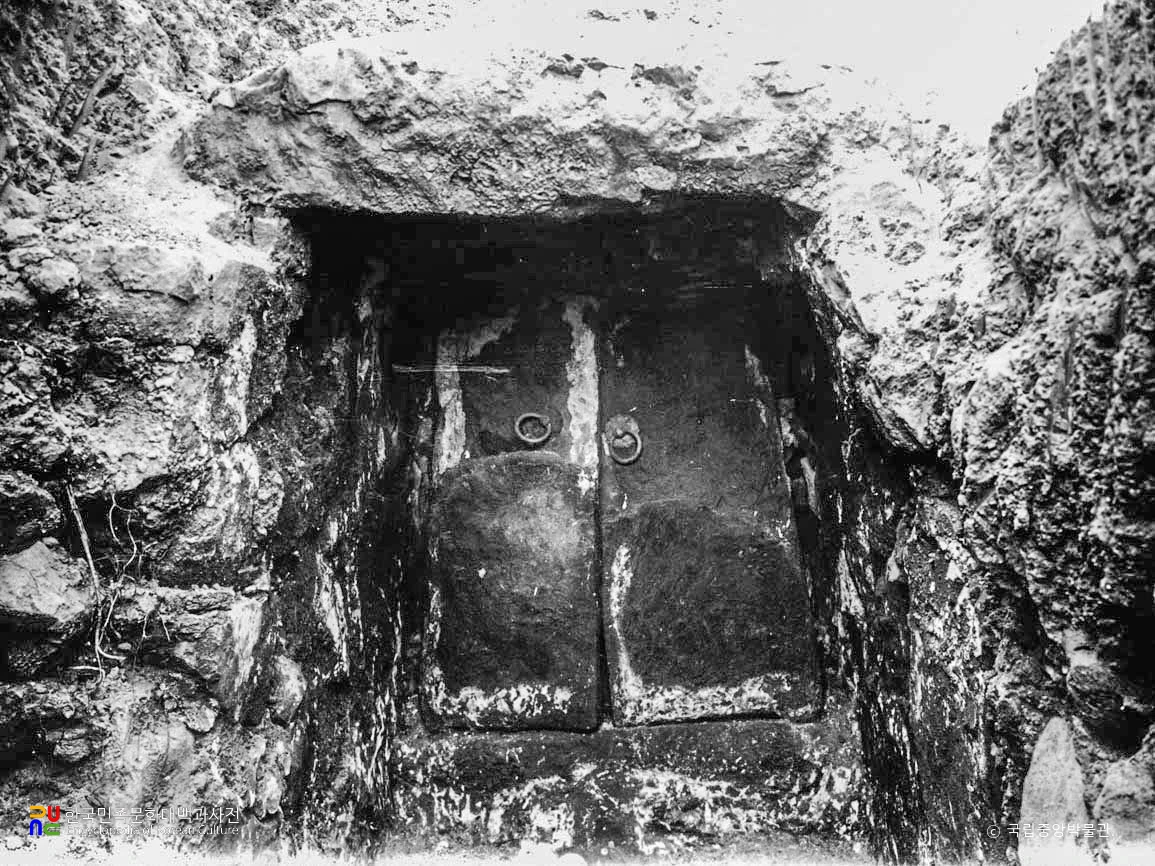 경주 충효동 고분군 중 제9호분 연도의 석비 정면