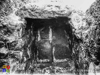 경주 충효동 고분군 중 제9호분 연도의 석비 정면