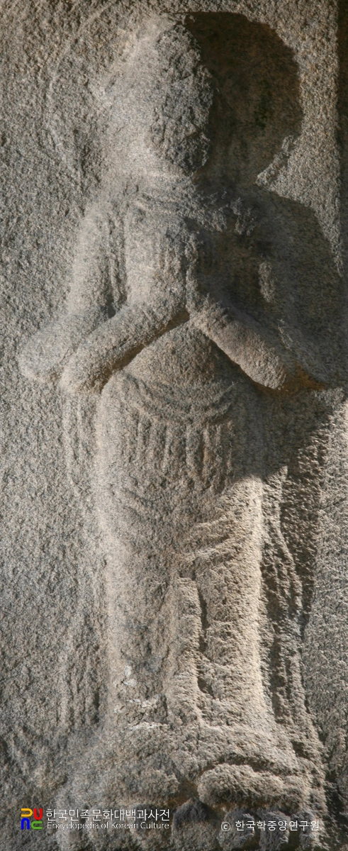 영주 부석사 무량수전 앞 석등 화사석 보살입상