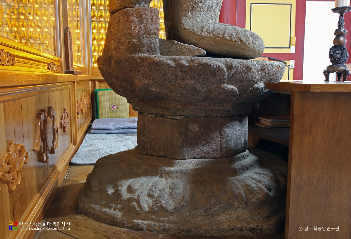 산청 석남암사지 석조비로자나불좌상의 연꽃 대좌