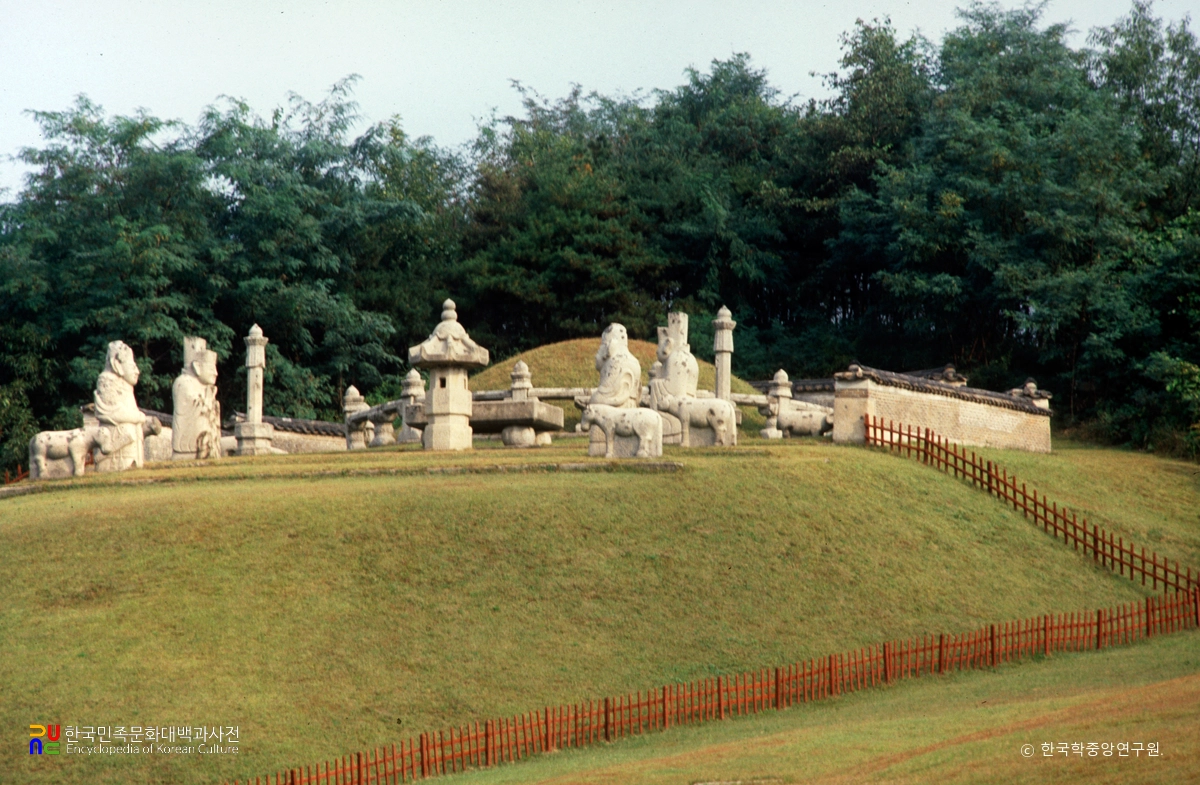 구리 동구릉 중 조선 선조와 의인왕후, 인목왕후 목릉 능침과 석조물 정측면