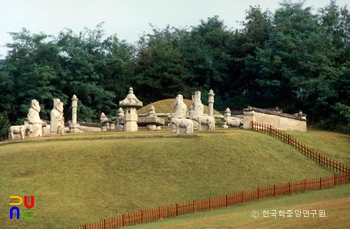 구리 동구릉 중 조선 선조와 의인왕후, 인목왕후 목릉 능침과 석조물 정측면