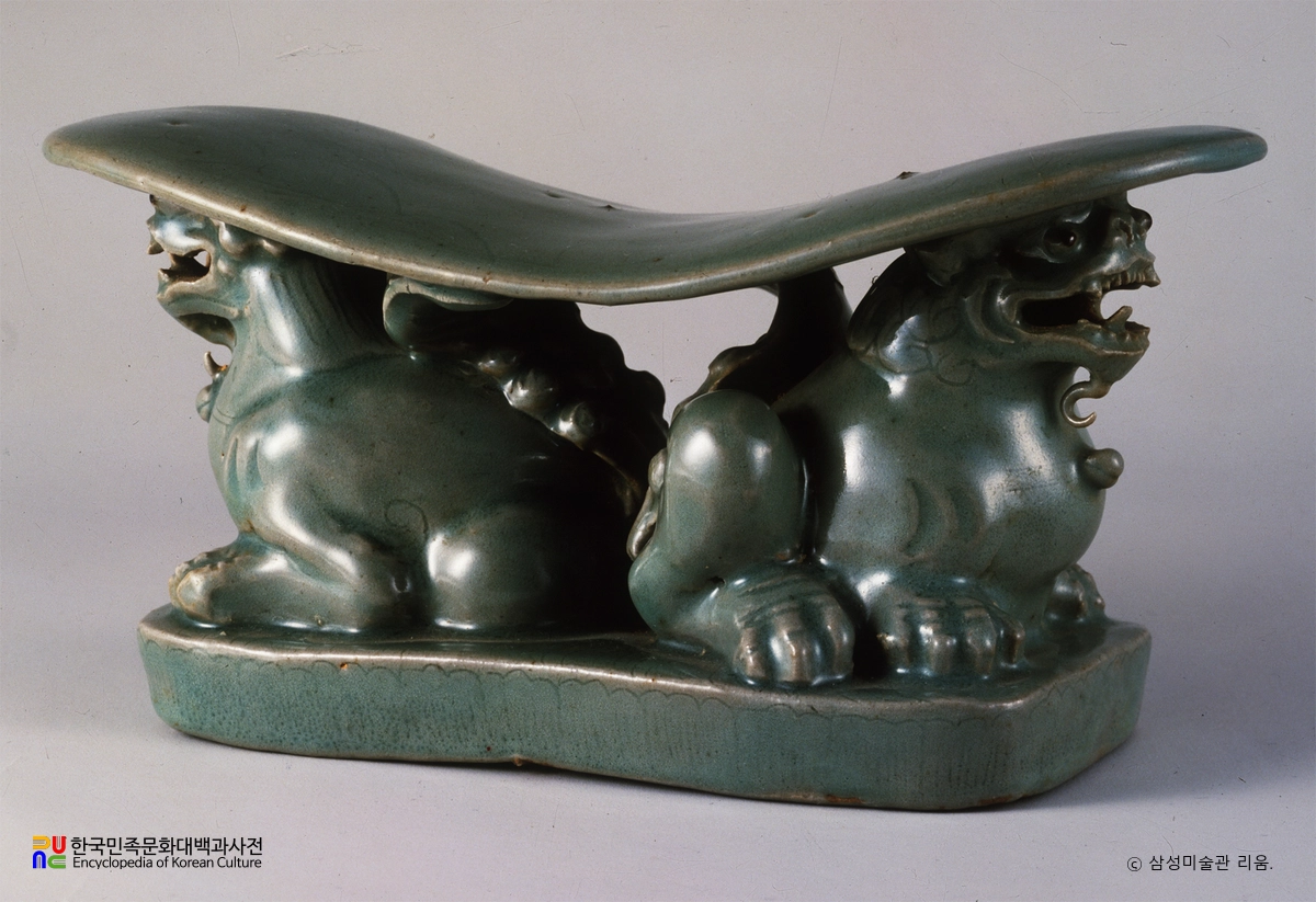 청자 쌍사자형 베개