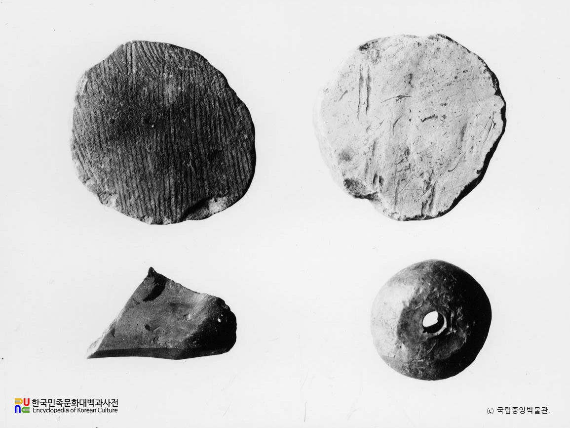 부산 동래 수안동 패총 출토 가락바퀴